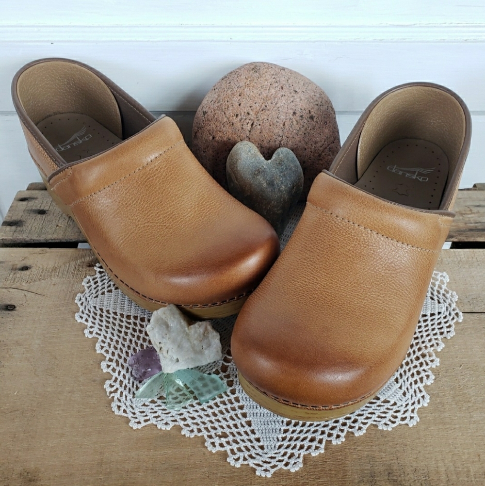 WiDE Dansko Pro Honey Clog Tan Burnished Distressed Cottage Boho Prairie Neutral